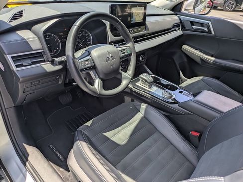Used 2025 Mitsubishi Outlander SE AWD/4WD image 17