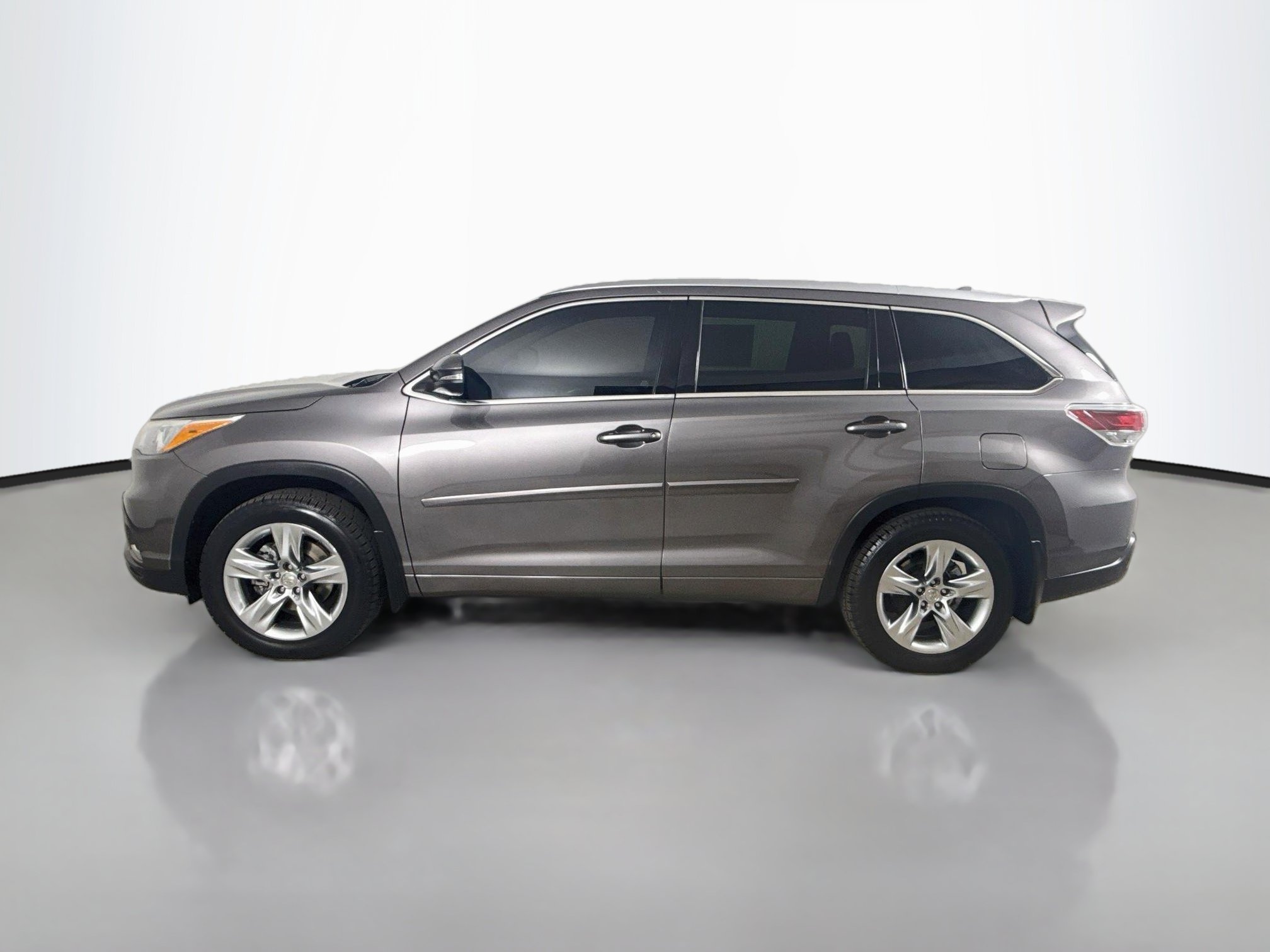 Used 2015 Toyota Highlander Limited w/ Driver Technology Package AWD/4WD image 4