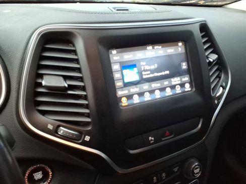 Used 2019 Jeep Cherokee Latitude Plus AWD/4WD image 9