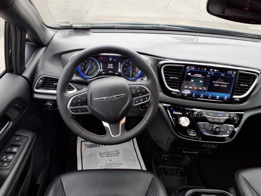 Used 2025 Chrysler Pacifica Select FWD image 3