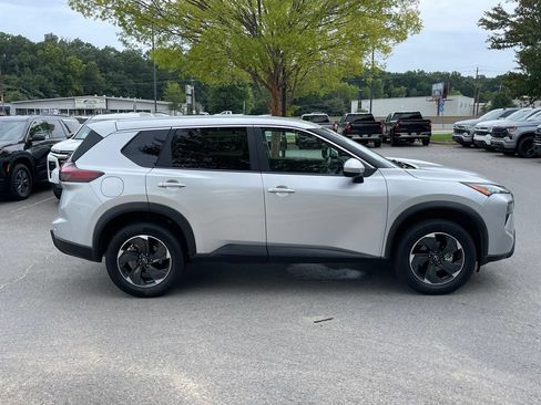 Used 2024 Nissan Rogue SV FWD image 9