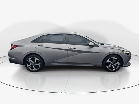 Used 2023 Hyundai Elantra SEL w/ Convenience Package FWD image 2