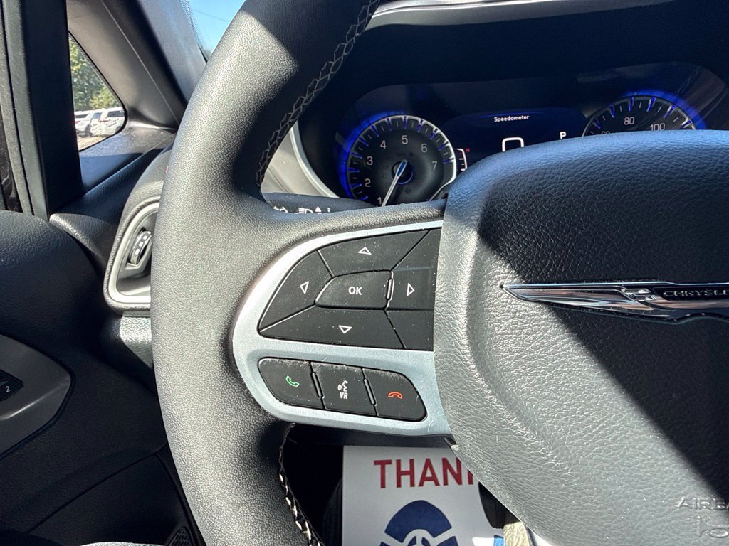 Used 2025 Chrysler Pacifica Select FWD image 16