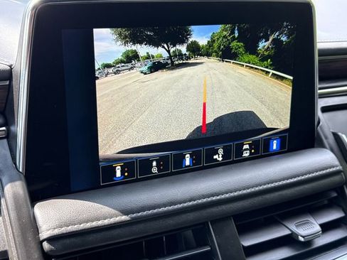 Used 2022 Chevrolet Suburban Z71 w/ Luxury Package AWD/4WD image 27