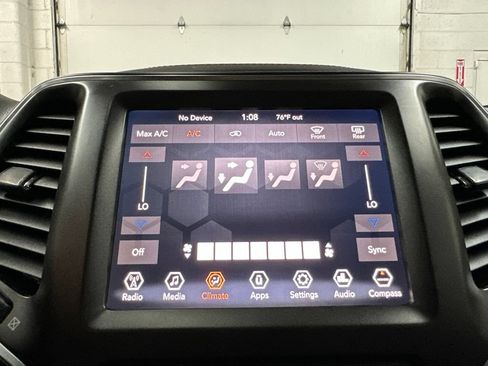 Used 2019 Jeep Cherokee Trailhawk AWD/4WD image 30
