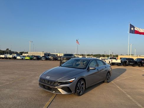 Used 2025 Hyundai Elantra SEL FWD image 4