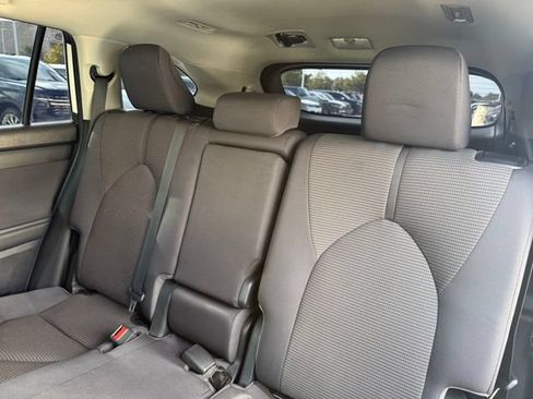 Used 2021 Toyota Highlander LE FWD image 29