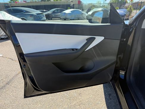 Used 2021 Tesla Model Y Long Range image 12