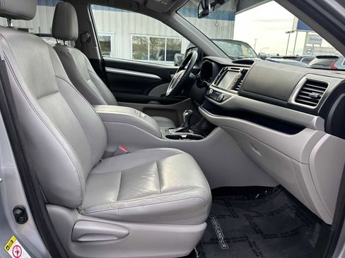 Used 2014 Toyota Highlander XLE image 10