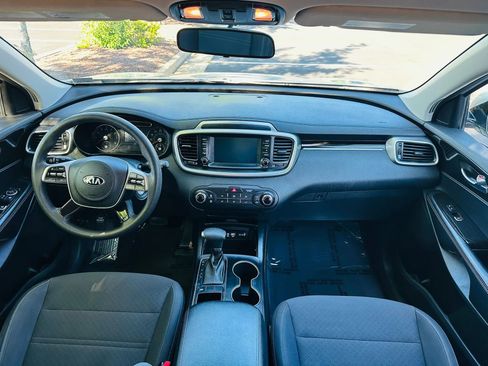 Used 2020 Kia Sorento LX FWD image 9