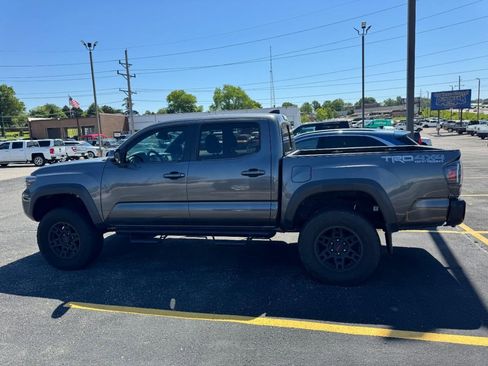 Used 2018 Toyota Tacoma TRD Off-Road w/ Four Season Floor Mat Package AWD/4WD image 9