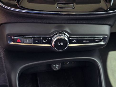 Used 2025 Volvo XC40 B5 Plus AWD/4WD image 31