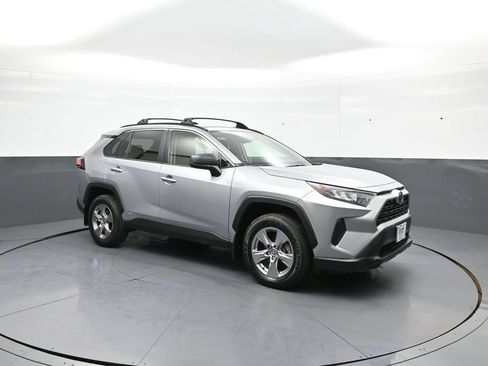 Used 2022 Toyota RAV4 LE AWD/4WD image 4