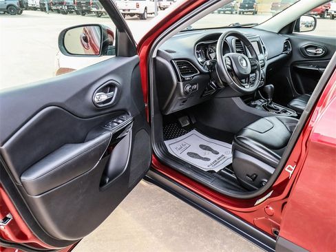 Used 2019 Jeep Cherokee Latitude Plus image 25