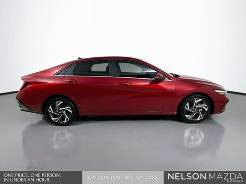 Used 2025 Hyundai Elantra Limited FWD image 5
