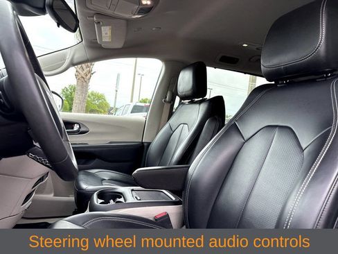 Used 2023 Chrysler Pacifica Touring-L FWD image 16