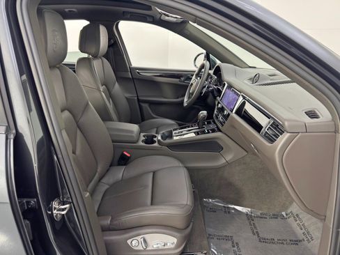 Used 2023 Porsche Macan image 16