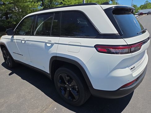 Used 2023 Jeep Grand Cherokee Altitude AWD/4WD image 5