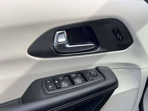 Used 2023 Chrysler Pacifica Touring-L image 23