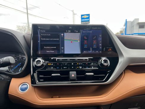 Used 2020 Toyota Highlander Platinum image 25