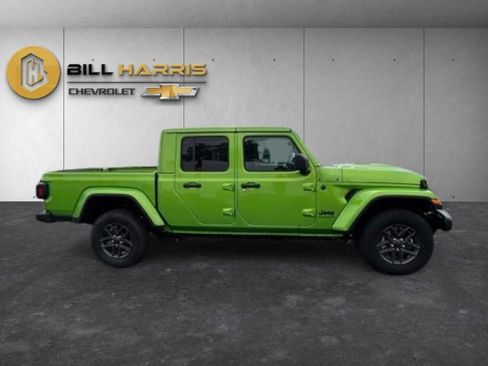 Used 2025 Jeep Gladiator Sport AWD/4WD image 5