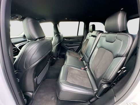 Used 2023 Jeep Grand Cherokee Altitude image 23