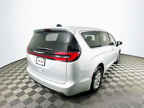Certified 2024 Chrysler Pacifica Touring-L image 11