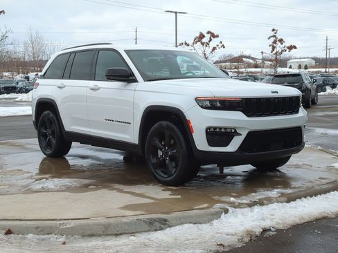 Used 2023 Jeep Grand Cherokee Limited w/ Luxury Tech Group II image 10