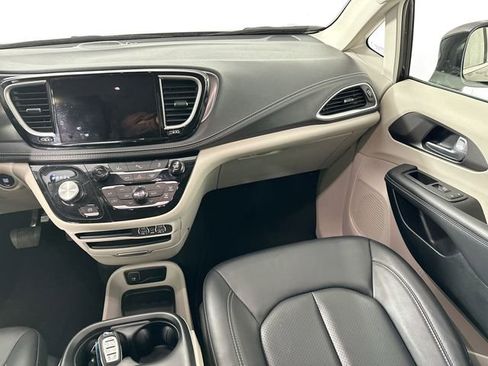 Used 2024 Chrysler Pacifica Select image 27
