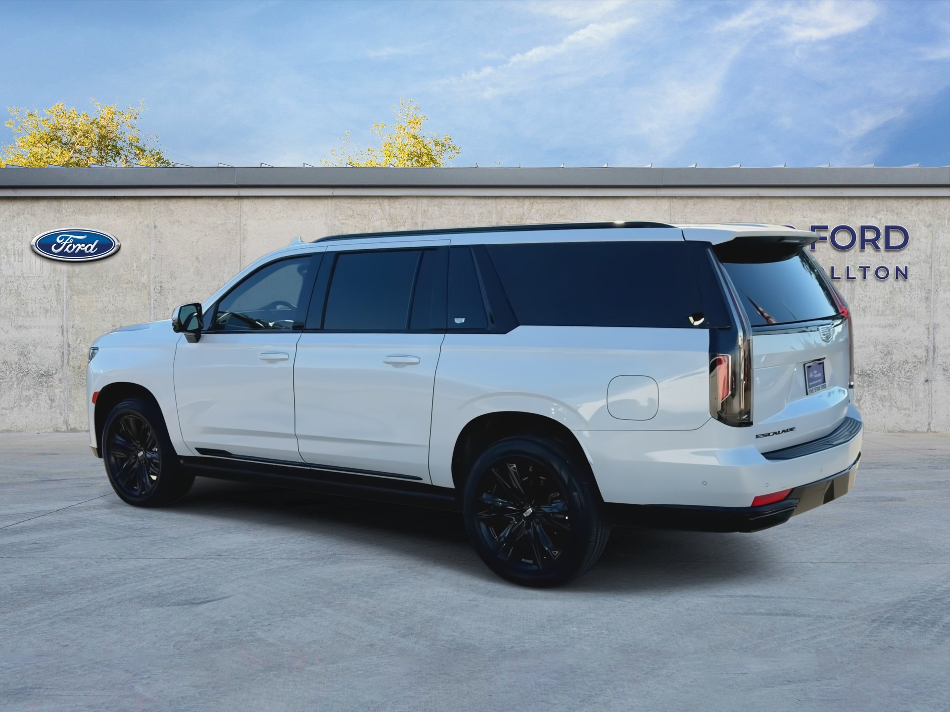 Used 2023 Cadillac Escalade ESV Sport Platinum w/ LPO, Floor Liner Package AWD/4WD image 6