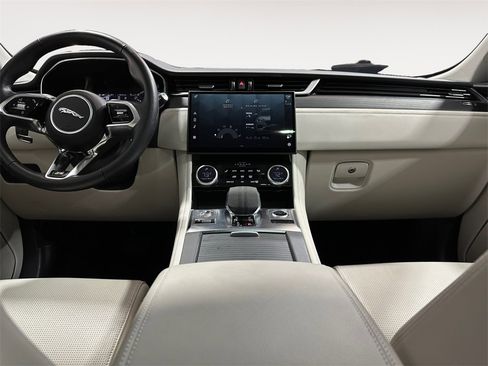 Used 2023 Jaguar F-PACE R-Dynamic S image 11
