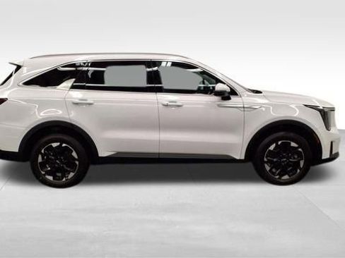 Used 2024 Kia Sorento S image 11