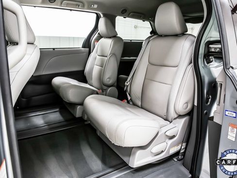 Used 2020 Toyota Sienna XLE image 30