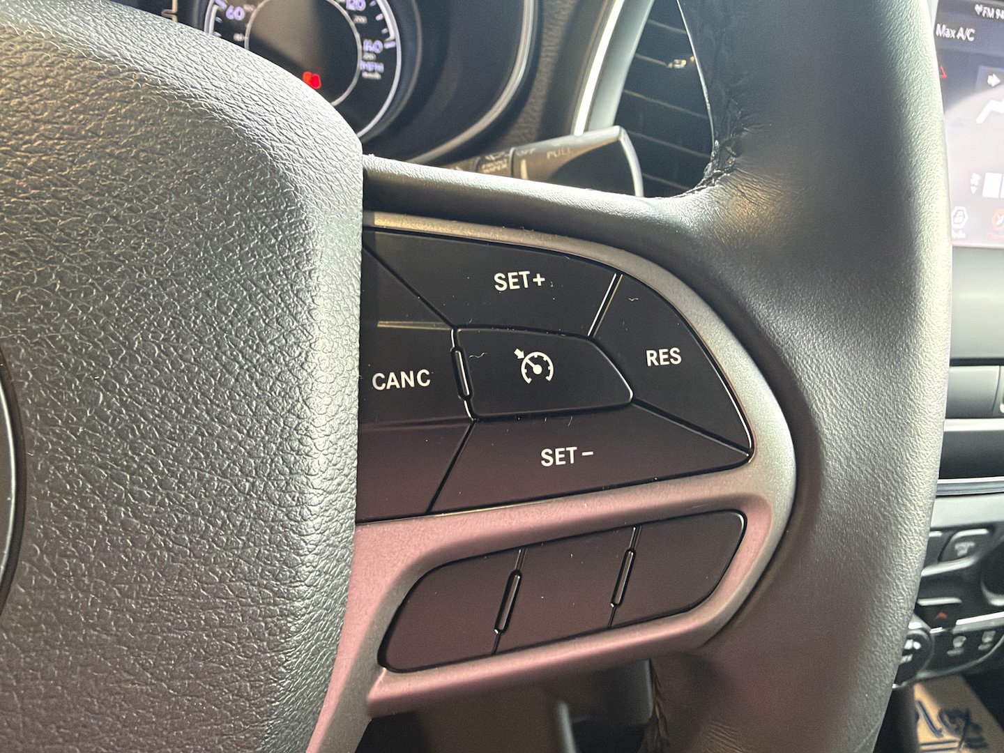 Used 2019 Jeep Cherokee Latitude Plus FWD image 15