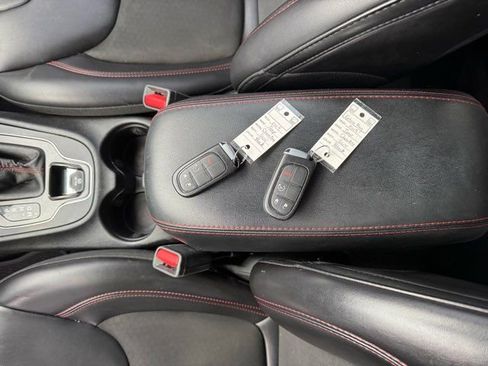 Used 2019 Jeep Cherokee Trailhawk w/ Cold Weather Group image 15