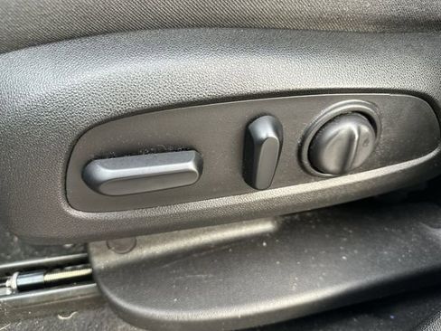 Used 2019 Chevrolet Equinox LT w/ Driver Convenience Package AWD/4WD image 16