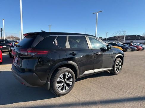 Used 2023 Nissan Rogue SV image 3