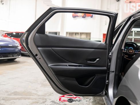 Used 2025 Hyundai Elantra SEL image 39