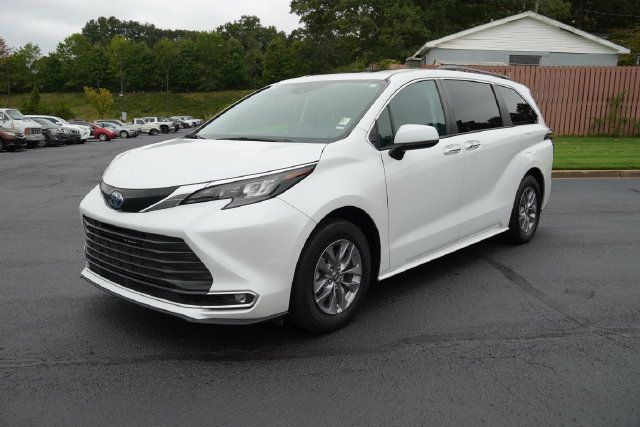 Used 2024 Toyota Sienna XLE FWD image 3