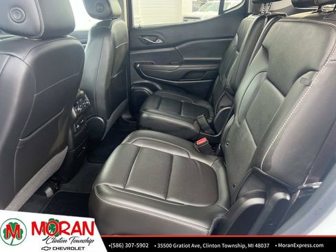 Certified 2023 GMC Acadia SLT w/ Preferred Package image 13