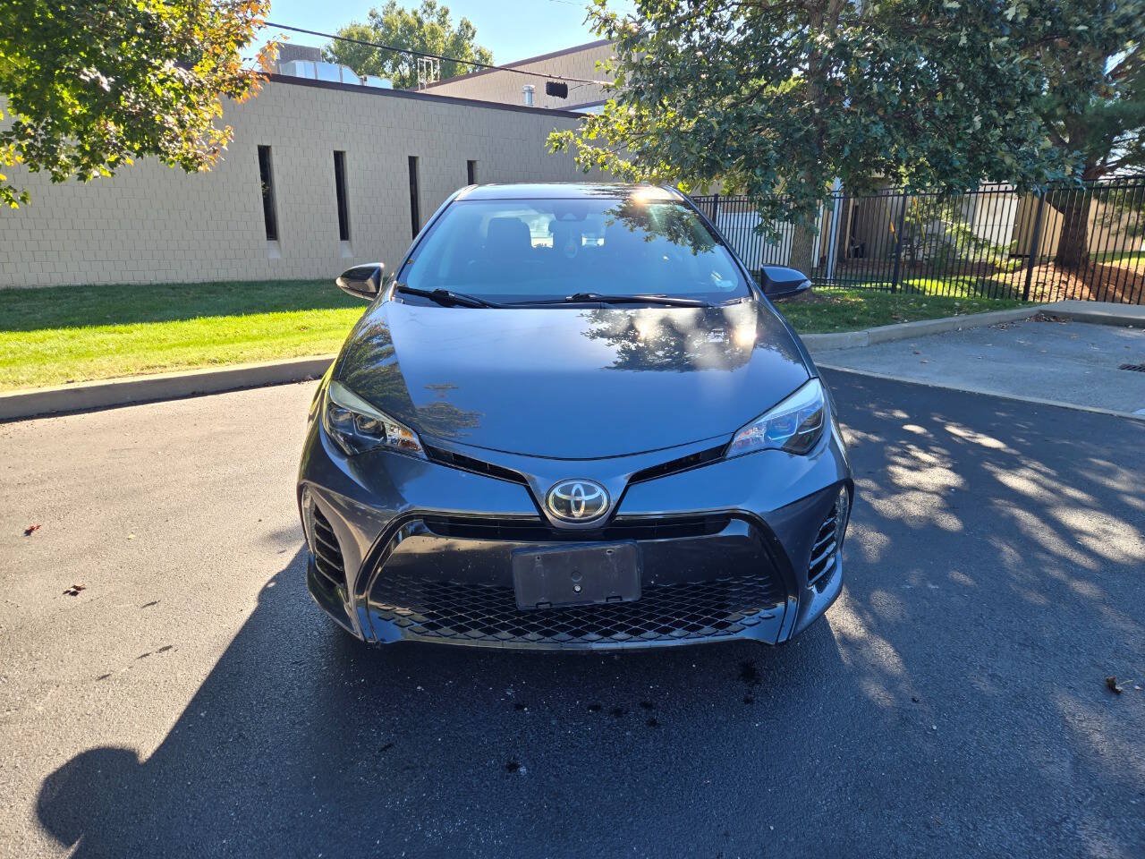Used 2017 Toyota Corolla SE w/ SE Premium Package FWD image 3