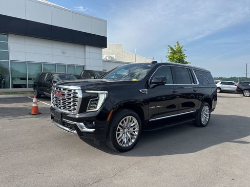 Used 2025 GMC Yukon XL Denali AWD/4WD image 3