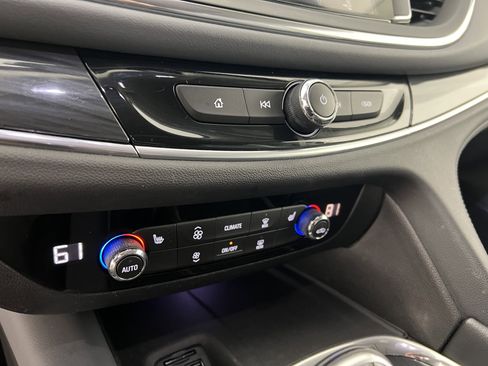 Used 2020 Buick Enclave Essence w/ Sport Touring Edition image 33