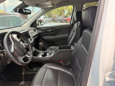 Used 2023 GMC Acadia SLT w/ Preferred Package FWD image 5
