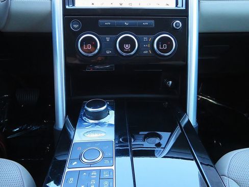 Used 2018 Land Rover Discovery HSE image 29