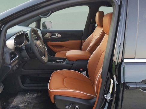 New 2026 Chrysler Pacifica Pinnacle image 10