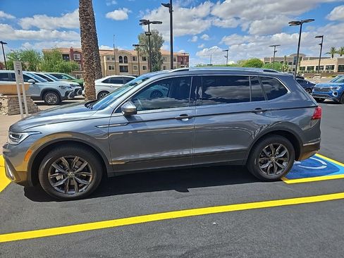 Used 2023 Volkswagen Tiguan SE image 2