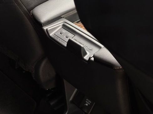 Used 2025 Toyota Sienna Limited image 11