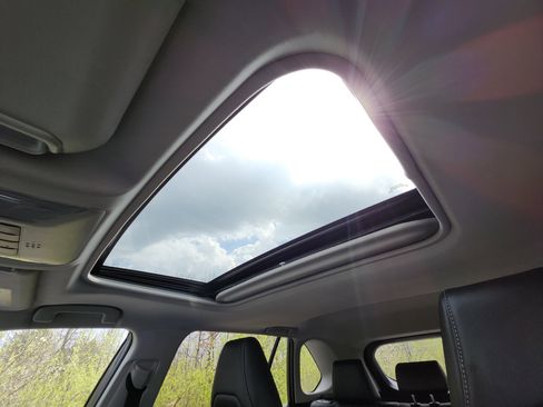 Used 2021 Toyota RAV4 XLE Premium image 22