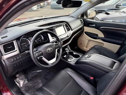 Used 2019 Toyota Highlander Limited Platinum AWD/4WD image 11
